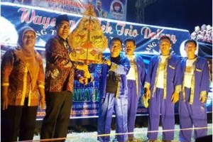 Balonbup Yosa Octora Santono saat menghadiri pagelaran wayang golek di Mandirancan.